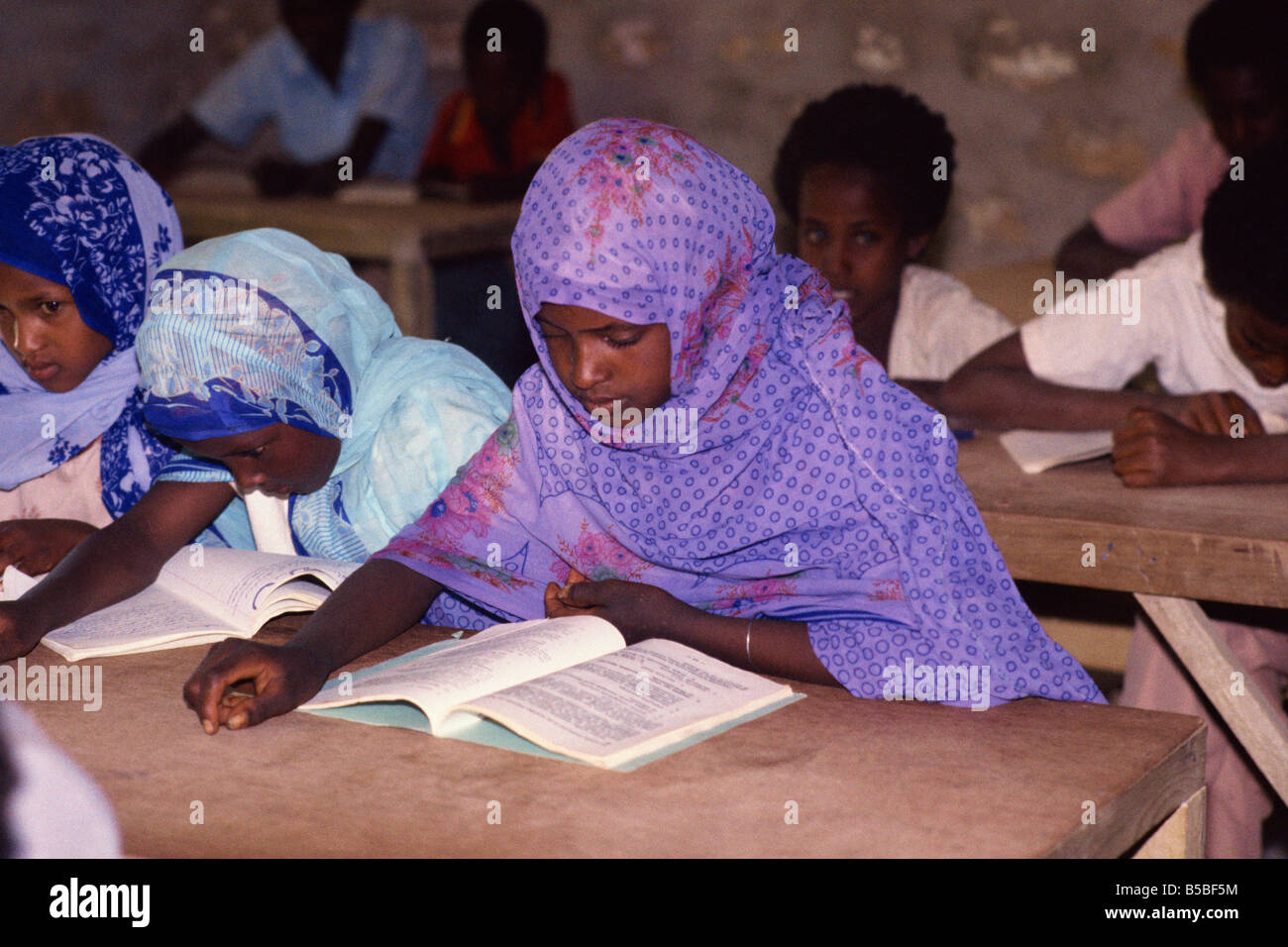 Schülerinnen und Schüler im Klassenzimmer Somalia Afrika L Taylor lesen Stockfoto