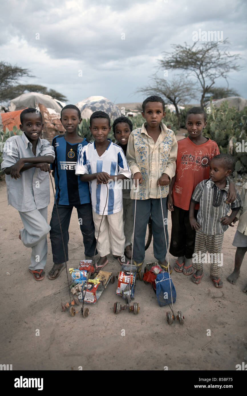 Kinder mit selbst gebastelten Spielsachen stellen in einem Internally Displaced Persons Camp in Hargesa, Somaliland, Somalia Stockfoto