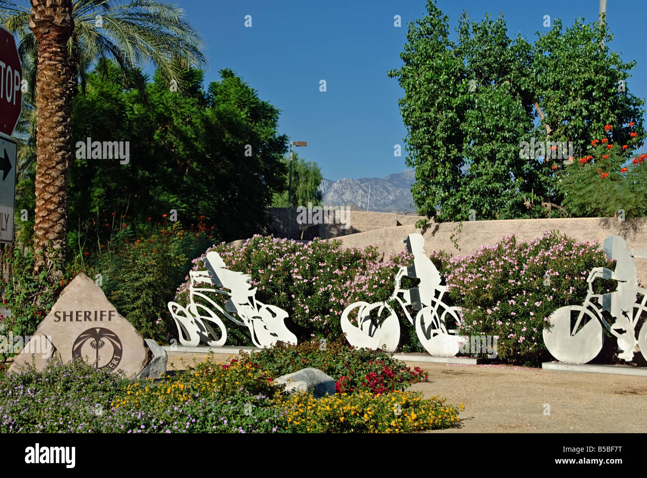 Palm Desert Stadt Riverside County Kalifornien Coachella Valley Sheriff Station Kunst Skulpturen Kinder auf Fahrrädern Stockfoto