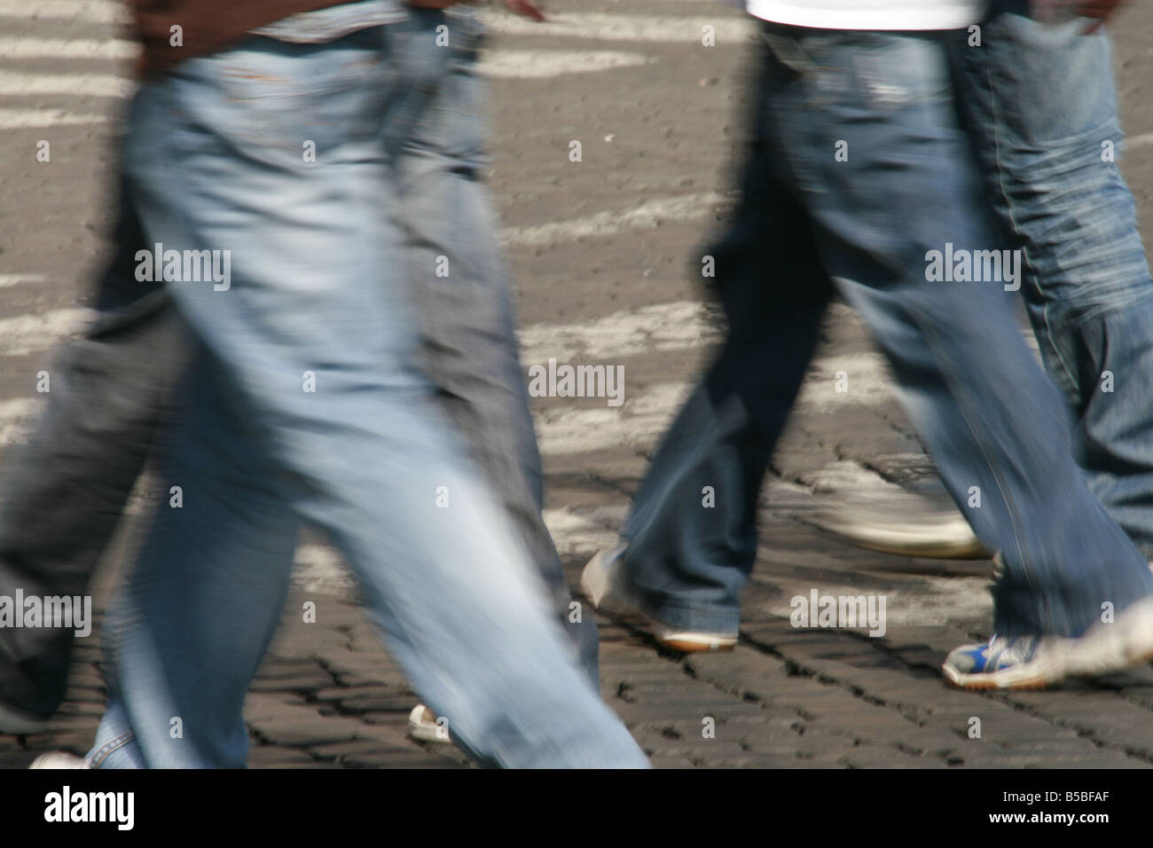 Gruppe junger Menschen in Denim-Jeans, die zu Fuß in der Stadt Stockfoto