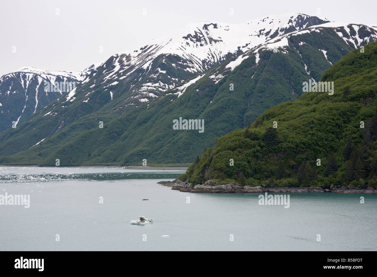 Schneebedeckte Berge und Eisstrom in den Gewässern in der Nähe von Hubbard-Gletscher in Alaska Stockfoto