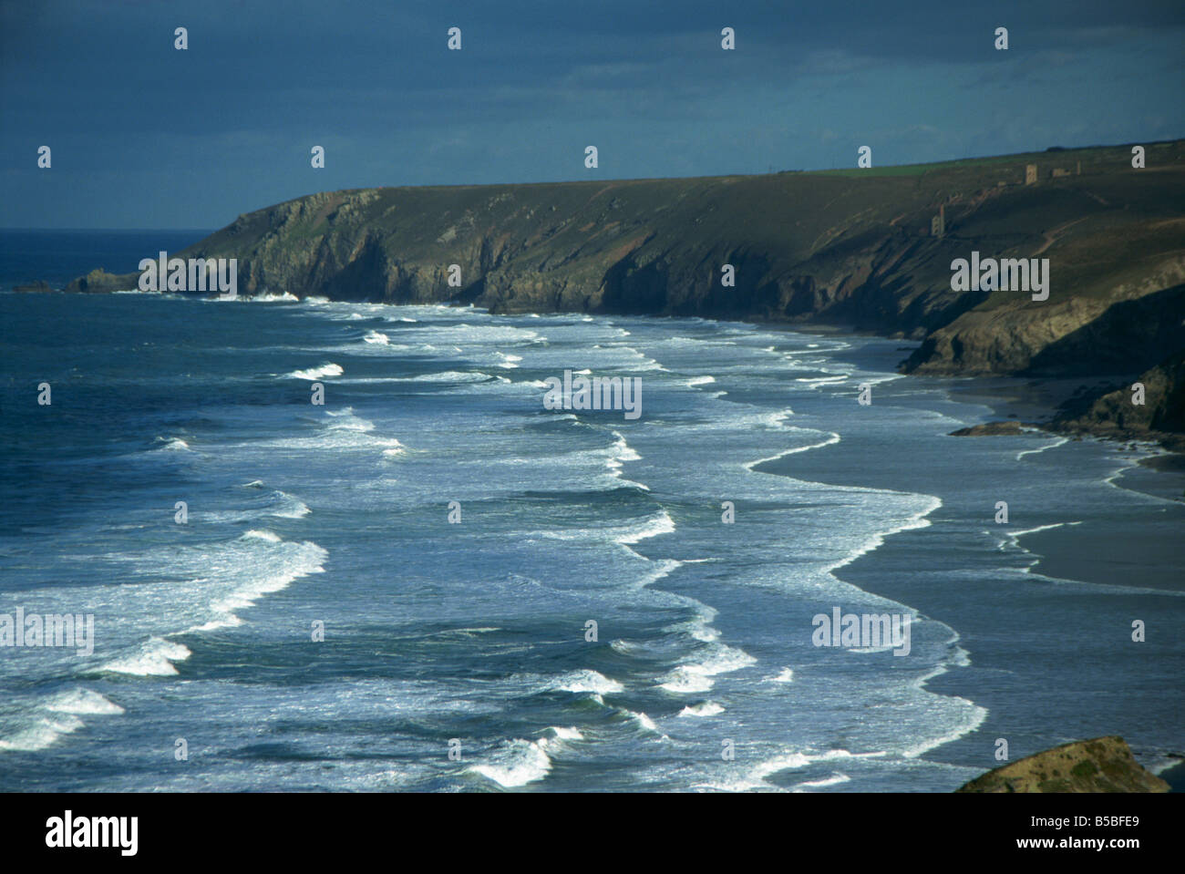Zinnbergbau Schornsteine und Meer Surfen, Porthtowan, Cornwall, England, Europa Stockfoto