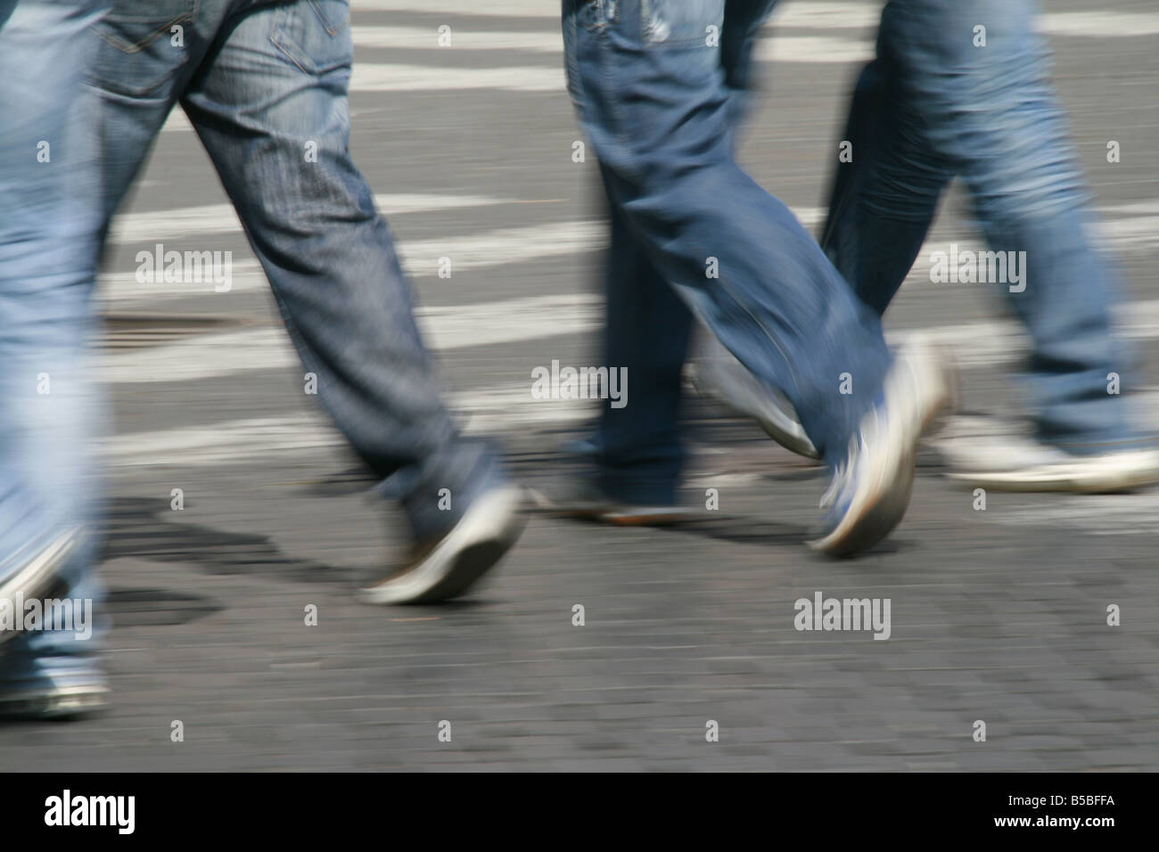 Gruppe junger Menschen in Denim-Jeans, die zu Fuß in der Stadt Stockfoto