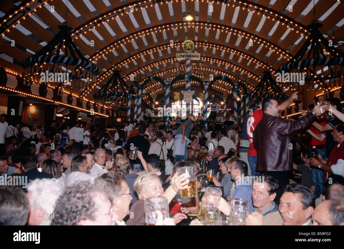 Jährliche Oktoberfest Bier großen Festspielhaus leuchtet auf Decke Menschen trinken aus Bierkrügen Liter Bierkrüge München Stockfoto
