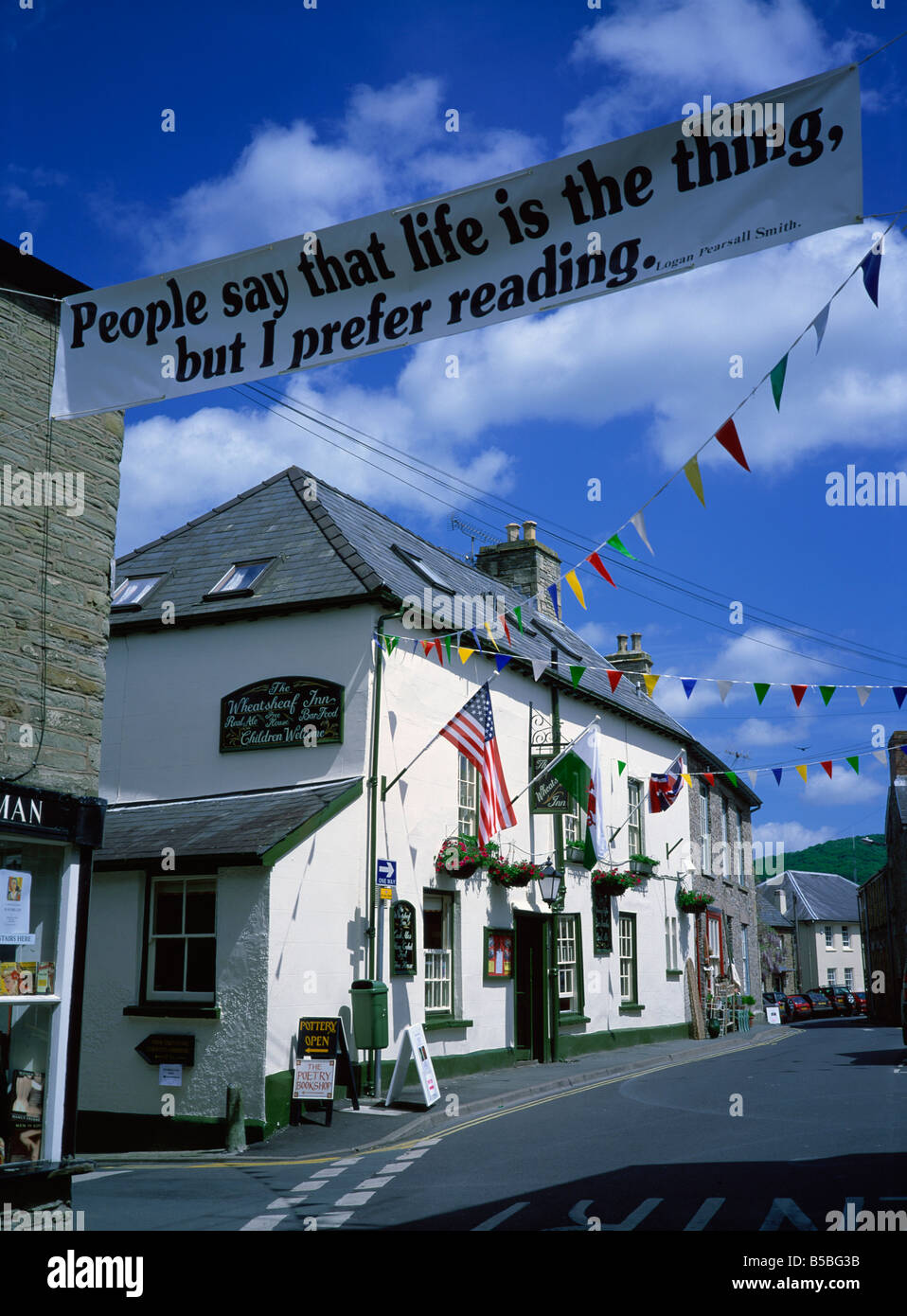 Stadt dekoriert für Literaturfestival, Hay-on-Wye, Powys, Wales, Europa Stockfoto