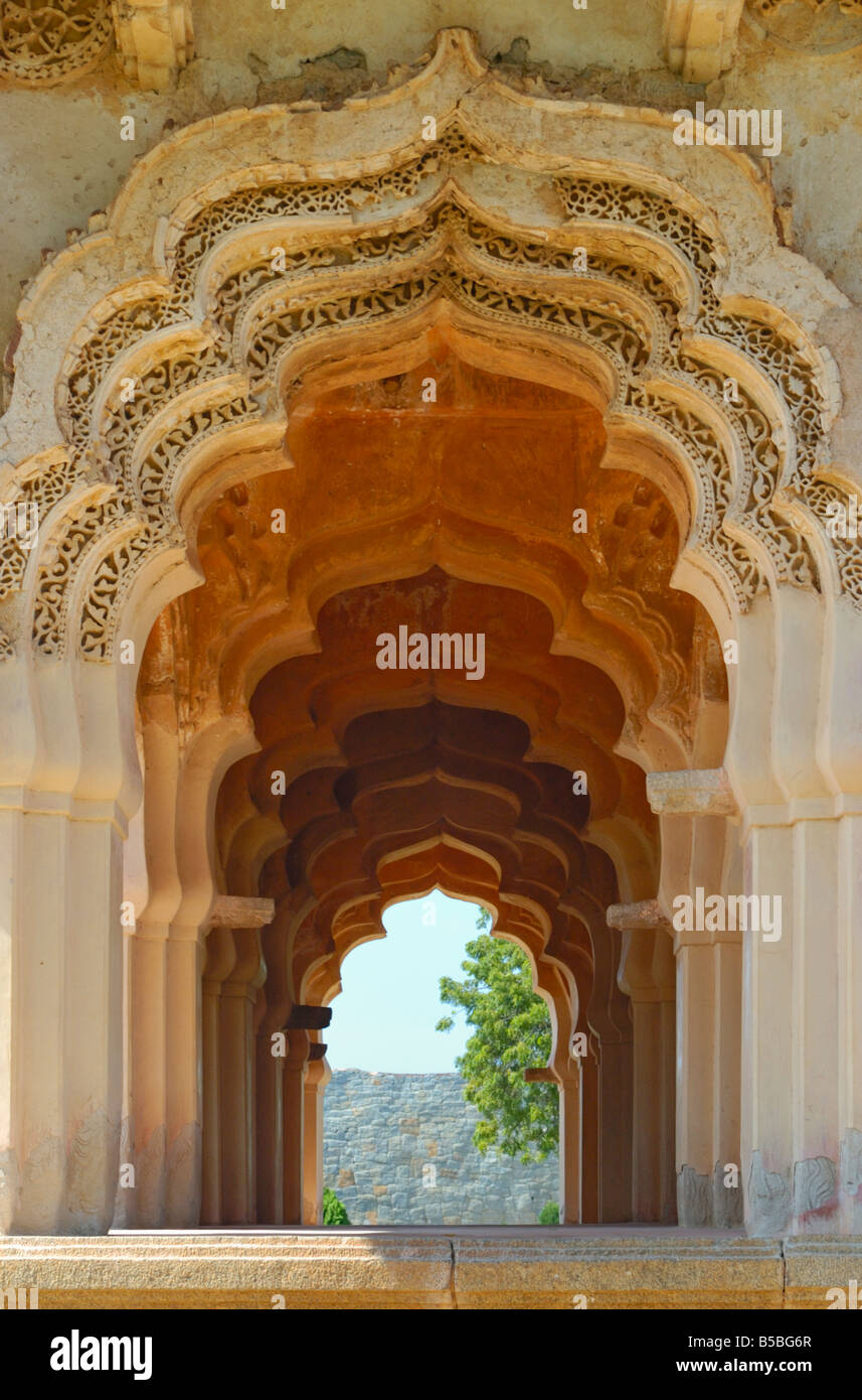Die zwei stöckige Lotus Mahal mit eingelassenen Torbögen gehört zu den wichtigsten Attraktionen in die World Heritage Site Hampi. Stockfoto