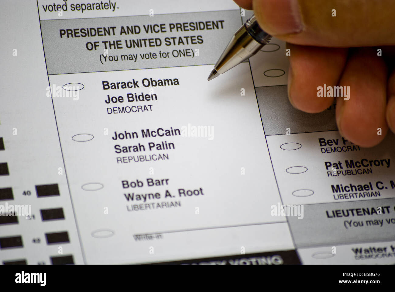 Eine männliche Hand mit einem Stift auf eine Stimmabgabe Stimmzettel für den amerikanischen Präsidentschaftswahlen 2008 Stockfoto