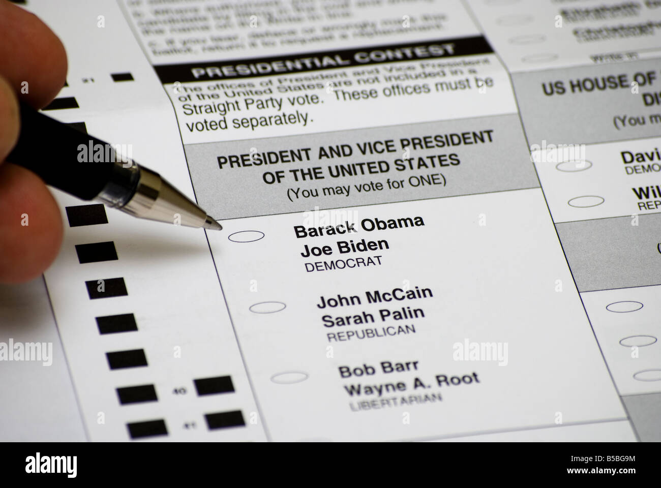 Eine männliche Hand mit einem Stift auf eine Stimmabgabe Stimmzettel für den amerikanischen Präsidentschaftswahlen 2008 Stockfoto