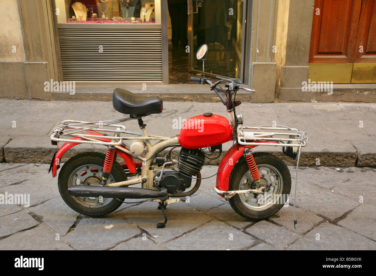 Sehr kleine rote Motorrad. Stockfoto