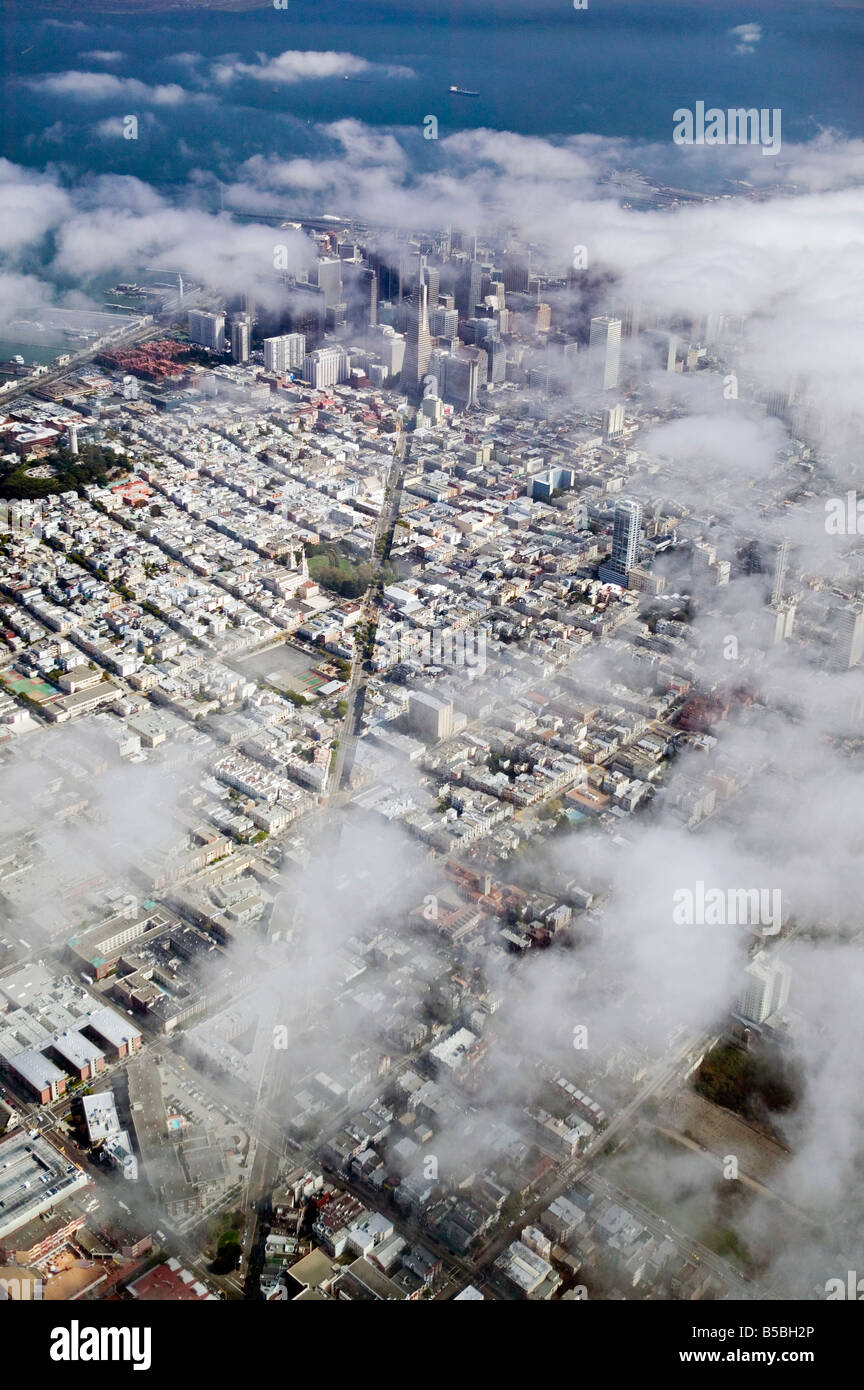 Luftaufnahme über Columbus Avenue in Richtung San Francisco financial district Stockfoto