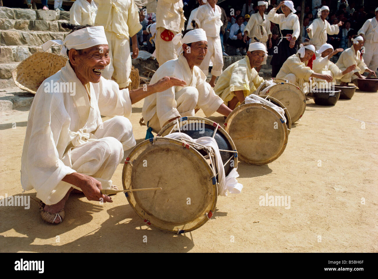 Männer, die Trommeln schlagen, während die traditionellen Bauern tanzen ursprünglich von Wando Insel Chollanam Provinz South Korea Asien A Evrard Stockfoto