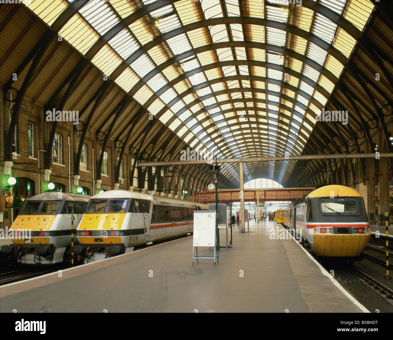 Intercity-Züge und Plattform an der Kings Cross Station in London England Großbritannien Europa Stockfoto