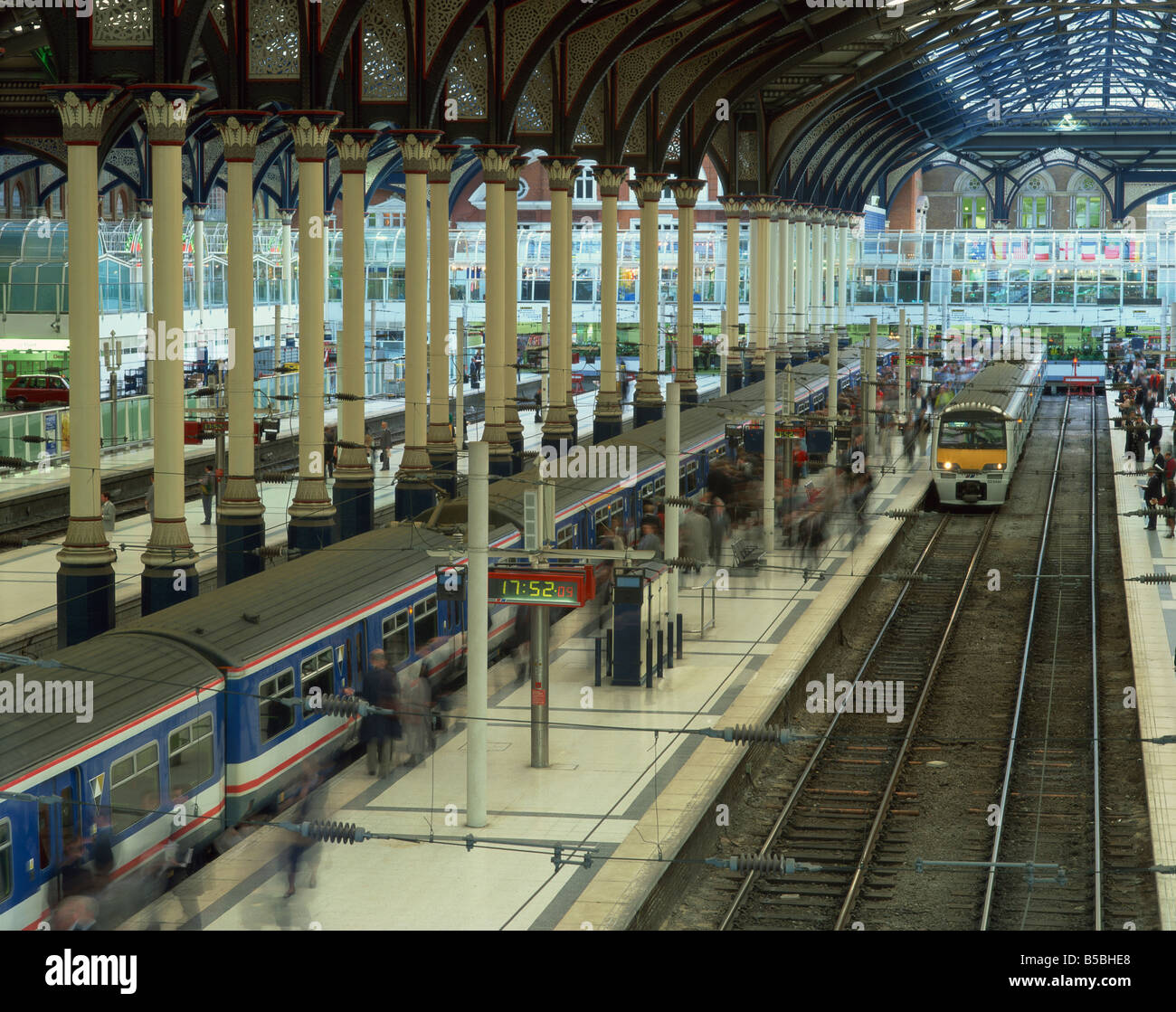 Züge und Plattformen an der Liverpool Street station London England England Europa Stockfoto