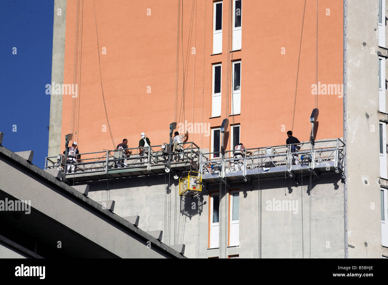 Arbeitnehmer aus Bulgarien auf die Manson heben aka "Sky Climber" Renovierung der Fassade machen. Stockfoto
