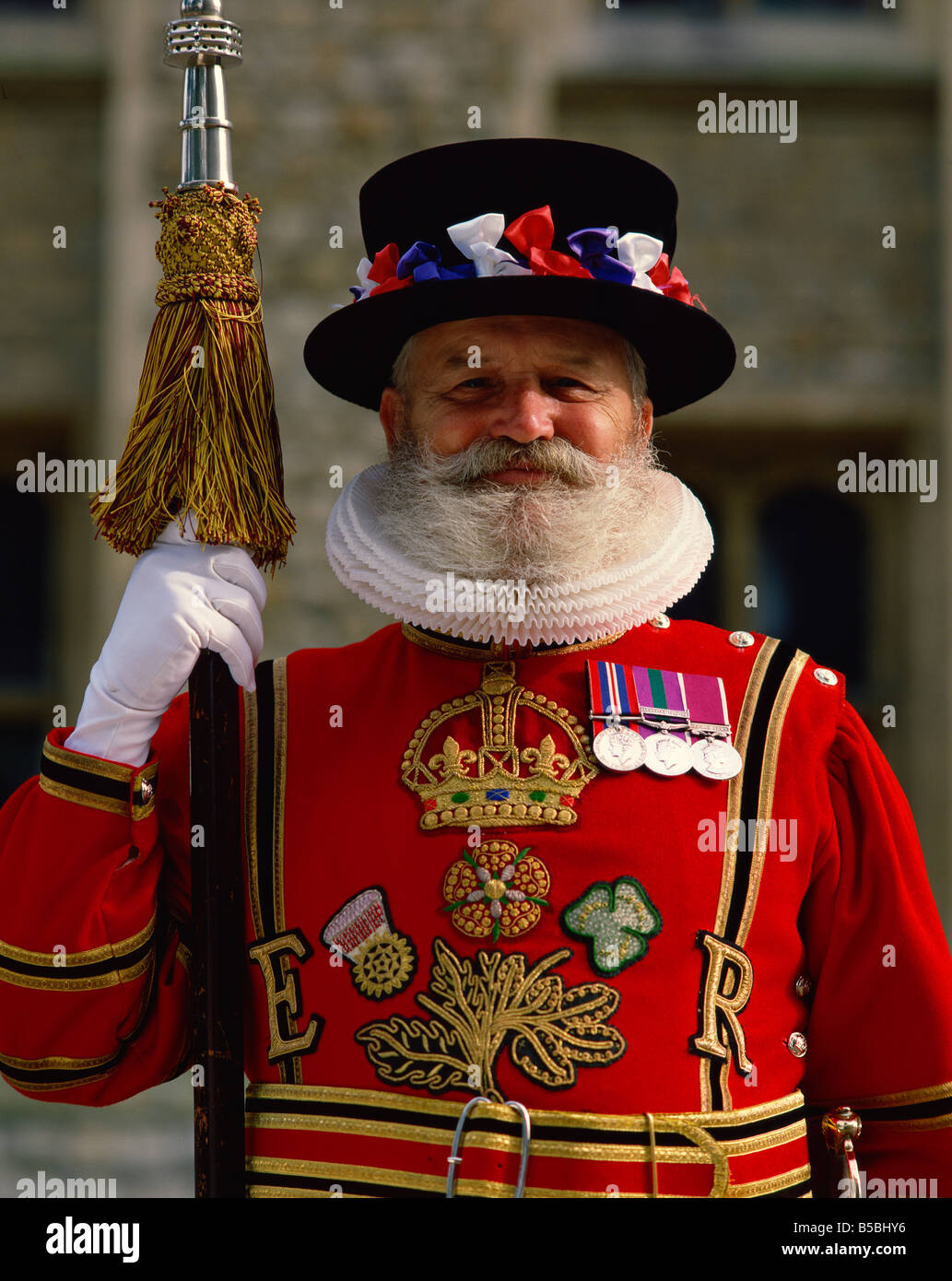 Beefeater am Tower of London, London, England, Europa Stockfoto