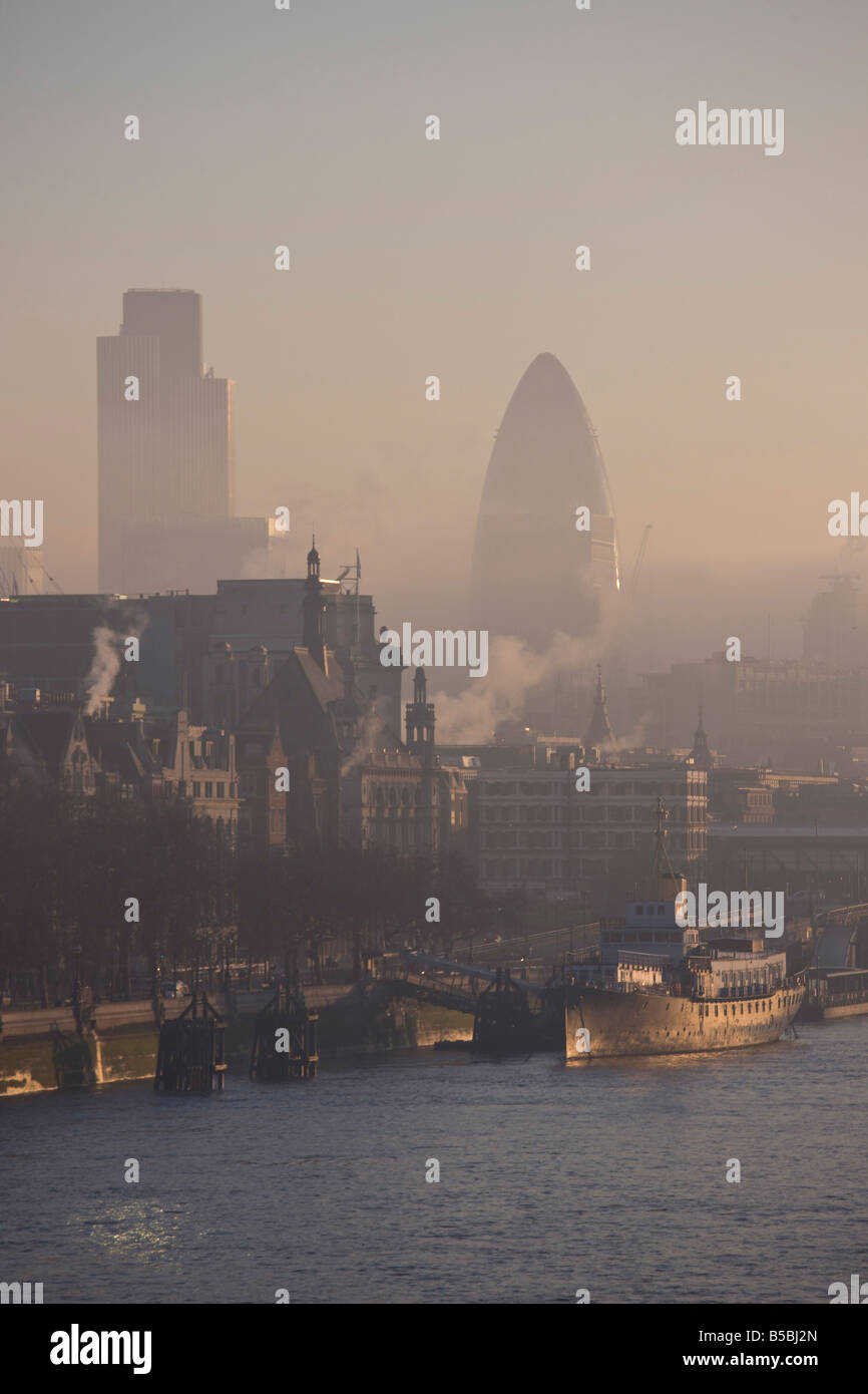 Am frühen Morgennebel hängt über die Skyline der City of London, London, England, Europa Stockfoto