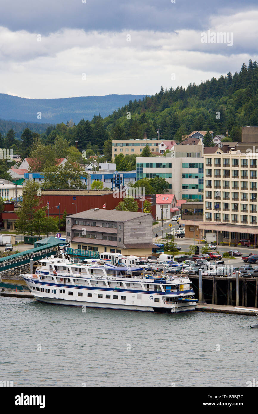 Kreuzfahrt auf dem West-Kreuzfahrtschiff Spirit of Alaska im Hafen auf dem Gastineau Channel in Juneau, Alaska Stockfoto