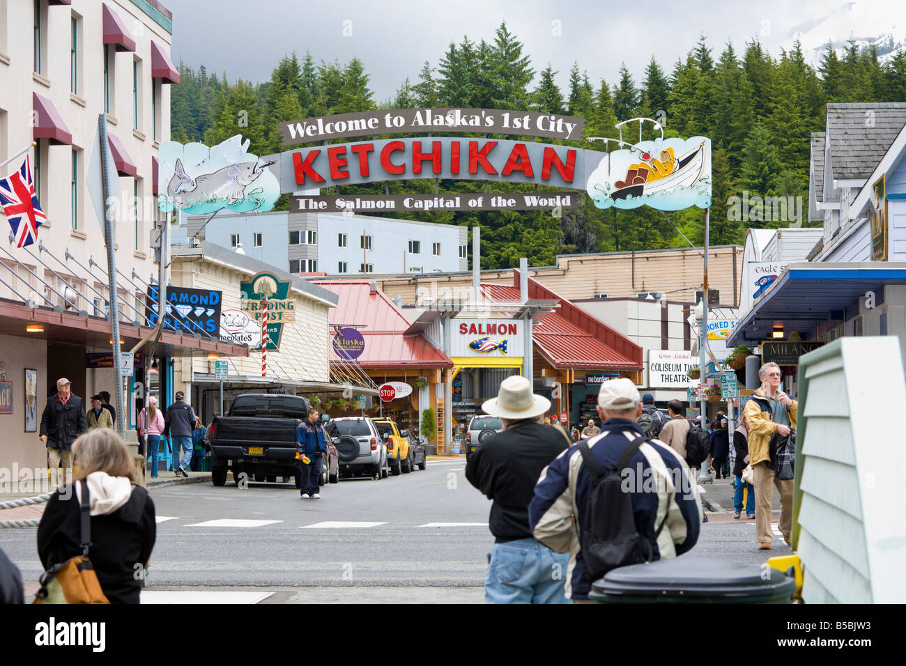 Touristen fotografieren Schild mit der Aufschrift willkommen Alaskas 1. Stadt - Ketchikan - Lachse-Hauptstadt der Welt Stockfoto