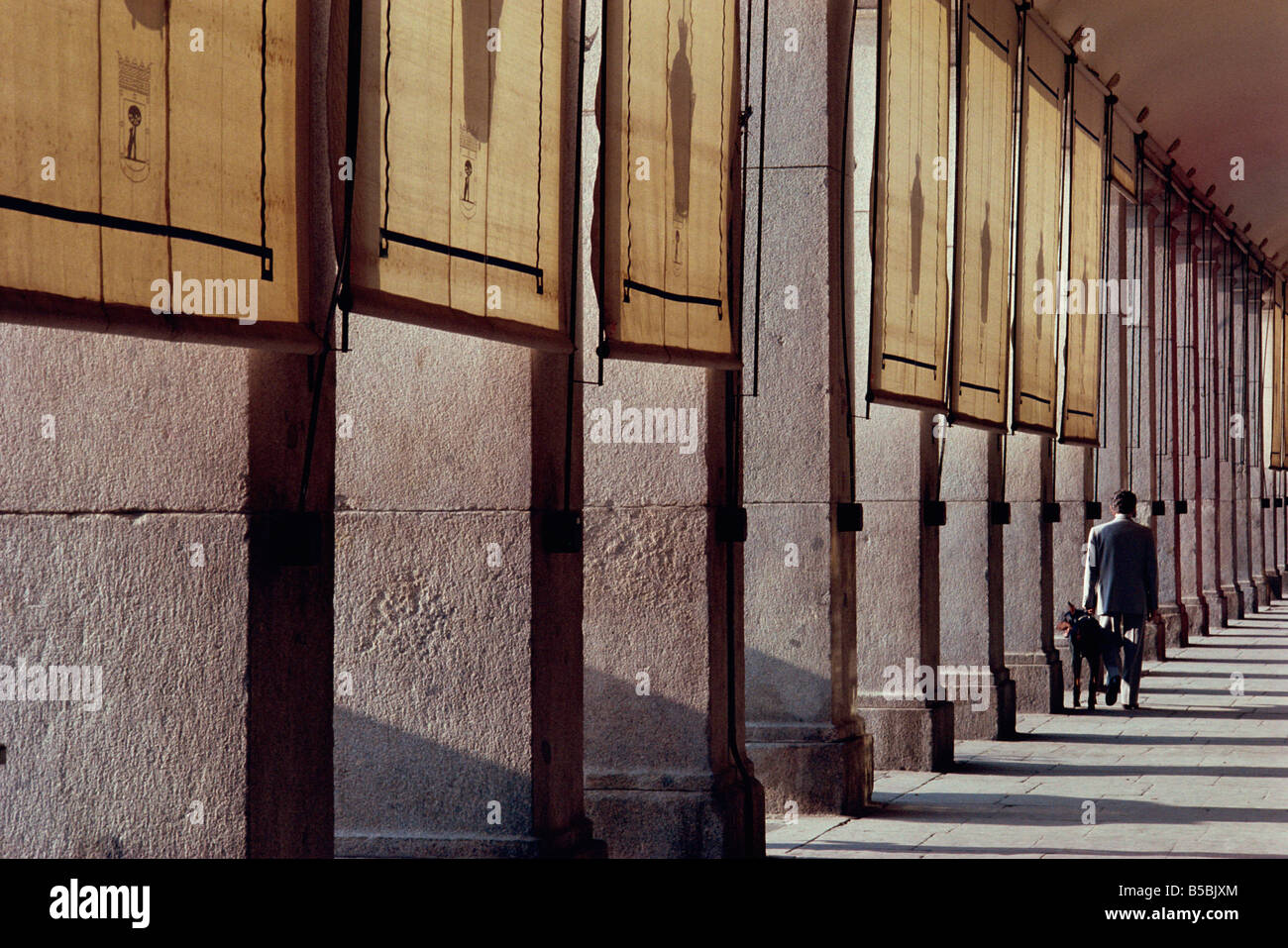 Mann und sein Hund, Kolonnade, Plaza Mayor, Madrid, Spanien, Europa Stockfoto