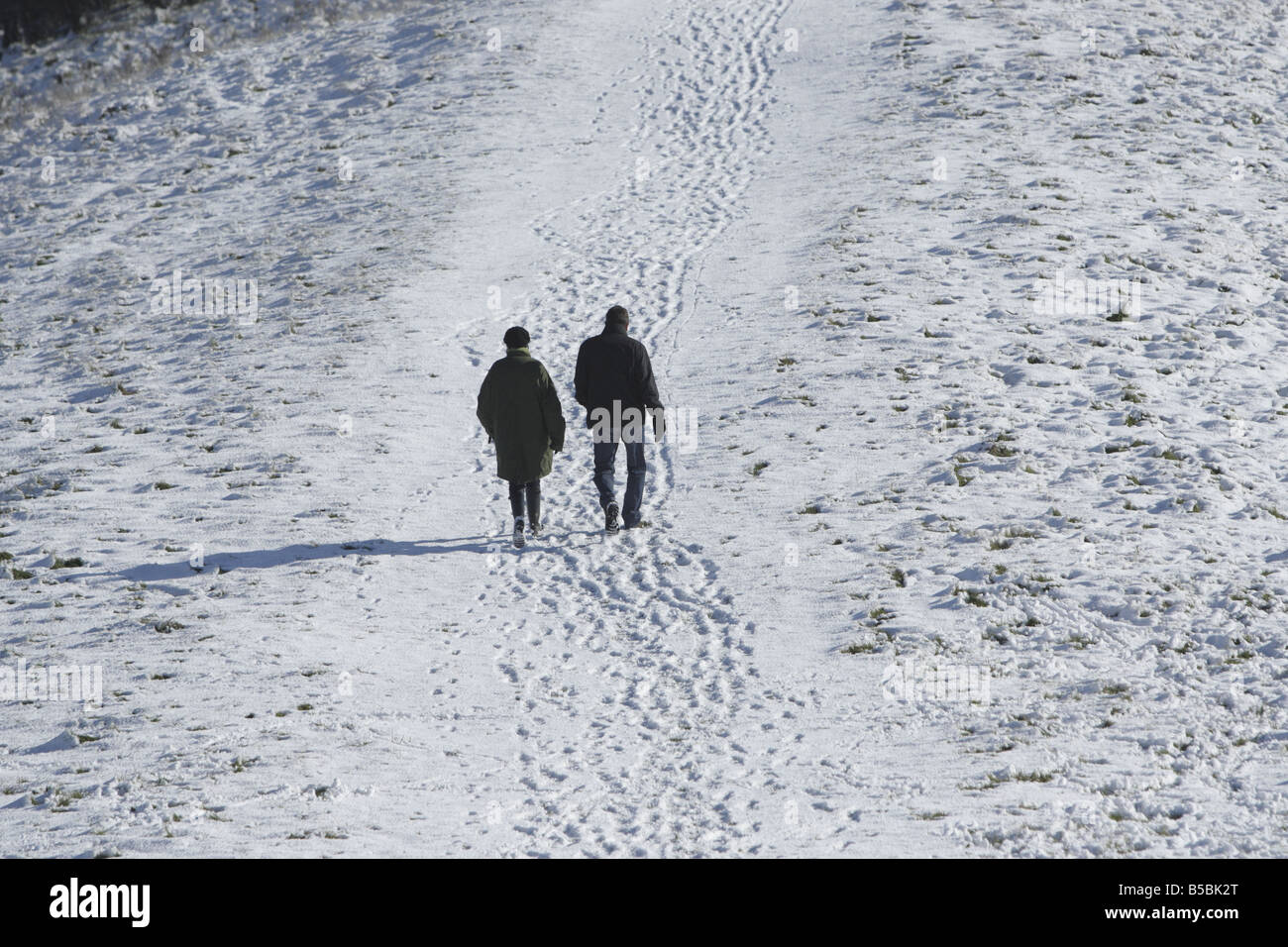 Wanderer zu Fuß entlang der Icknield Way im Schnee Stockfoto