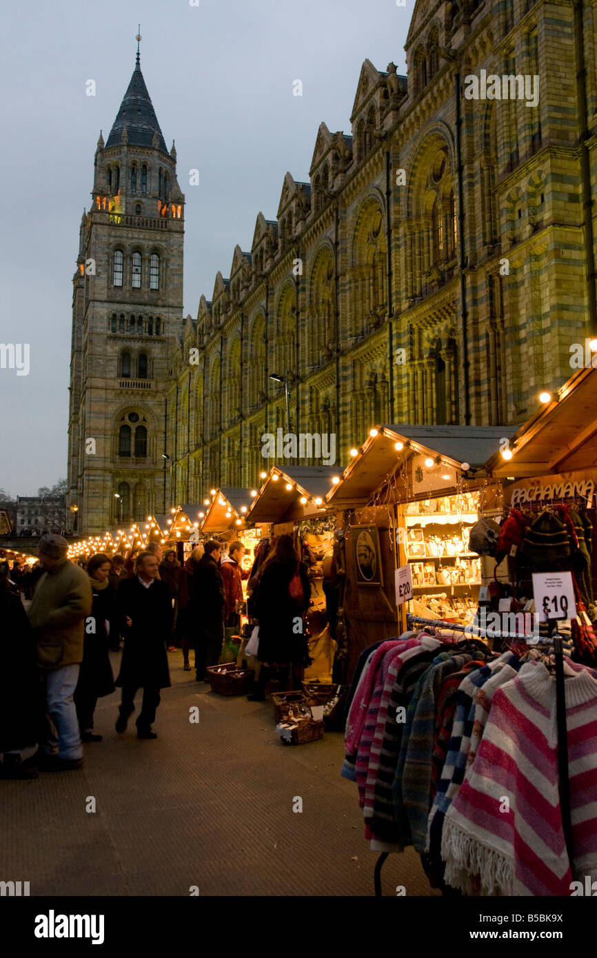 Weihnachtsmarkt vor dem Natural History Museum, London, England, Europa Stockfoto