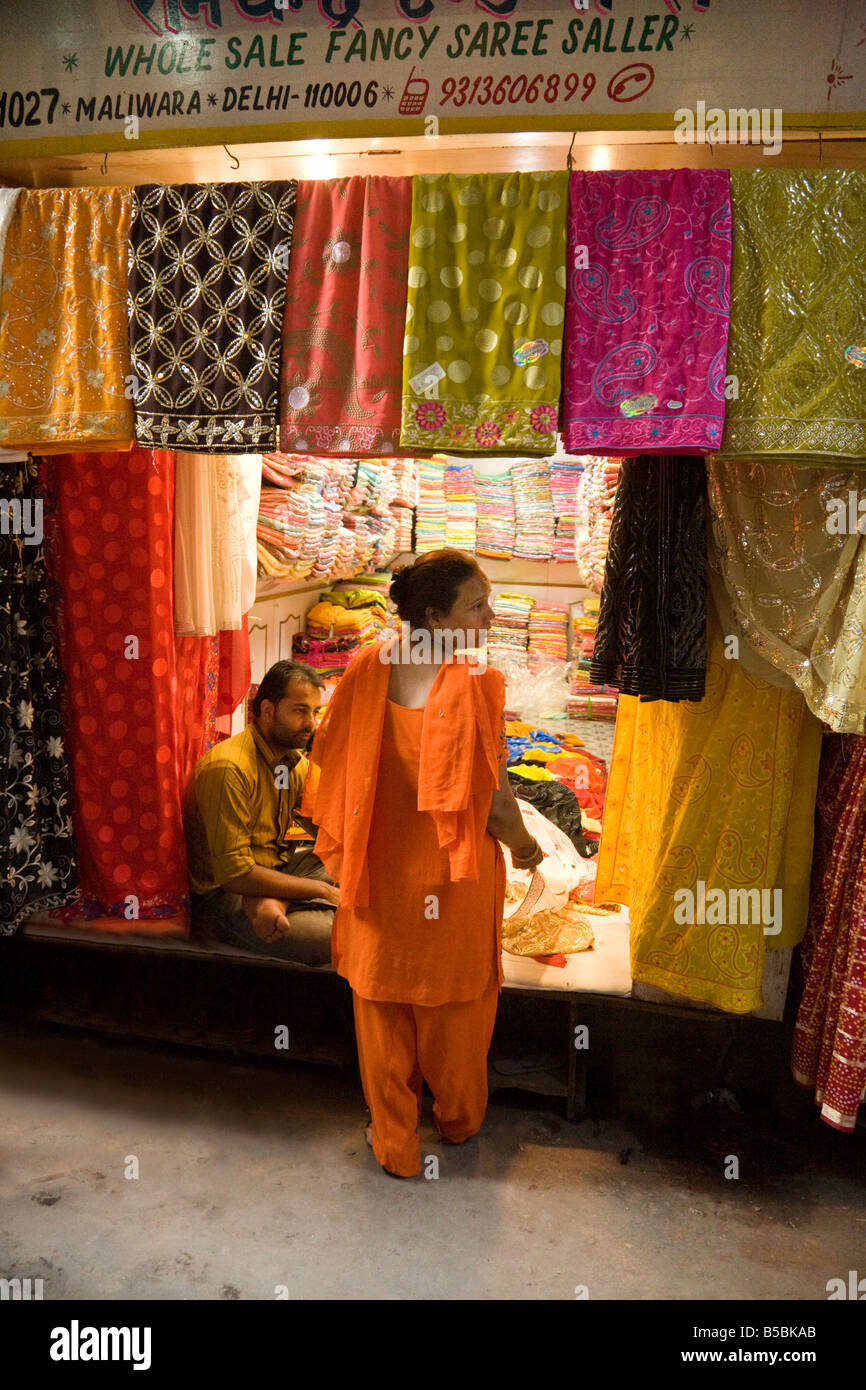 Eine Frau kauft Saris in einem Geschäft in der Kinari-Markt, Alt-Delhi Indien Stockfoto