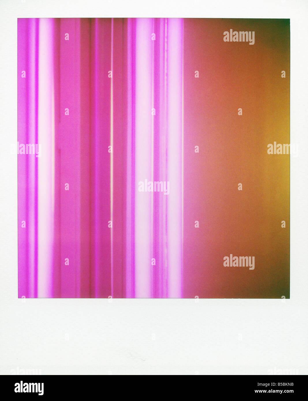 Polaroid von bunten Streifen erstellt mit farbigen fluoreszierenden Röhren Point Hotel Edinburgh Schottland Großbritannien Europa Stockfoto