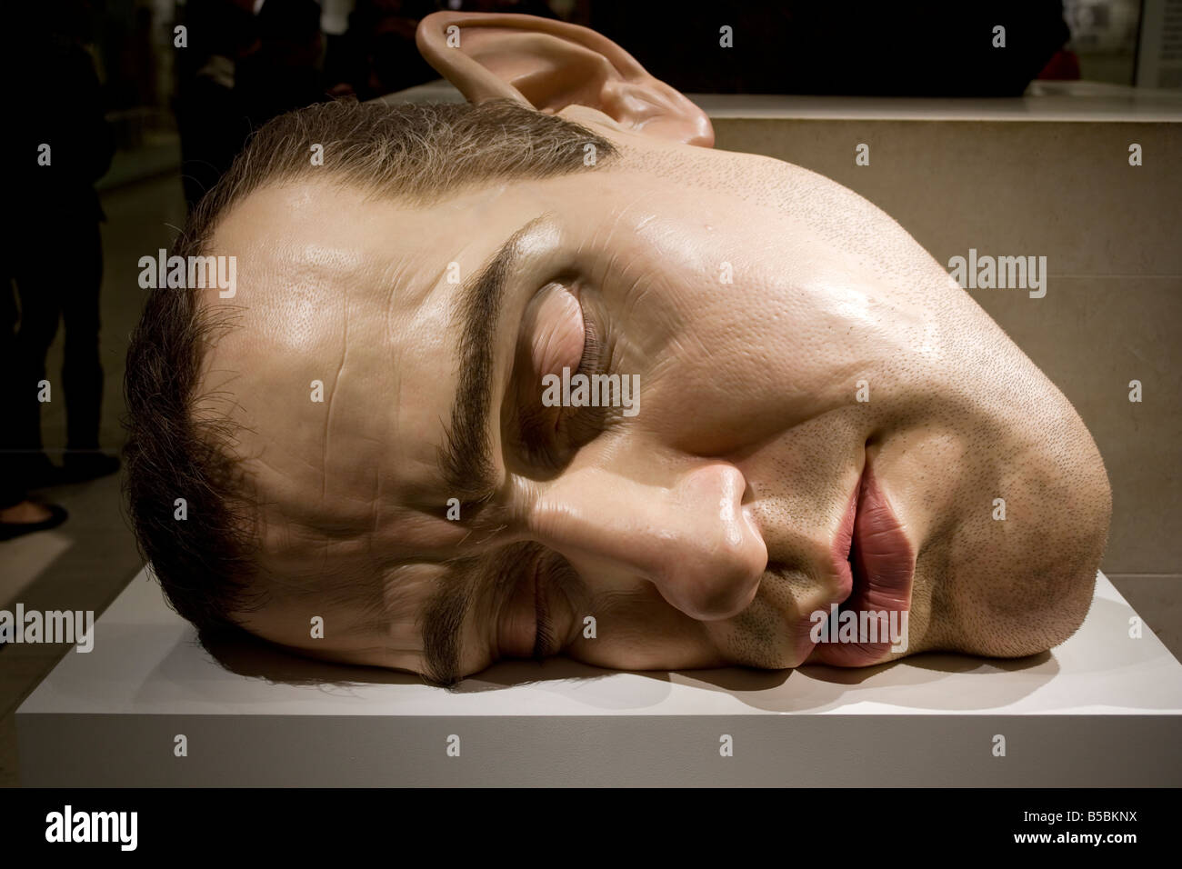 Ron Muecks Skulptur Maske II an der Statuephilia Ausstellung British Museum London Stockfoto