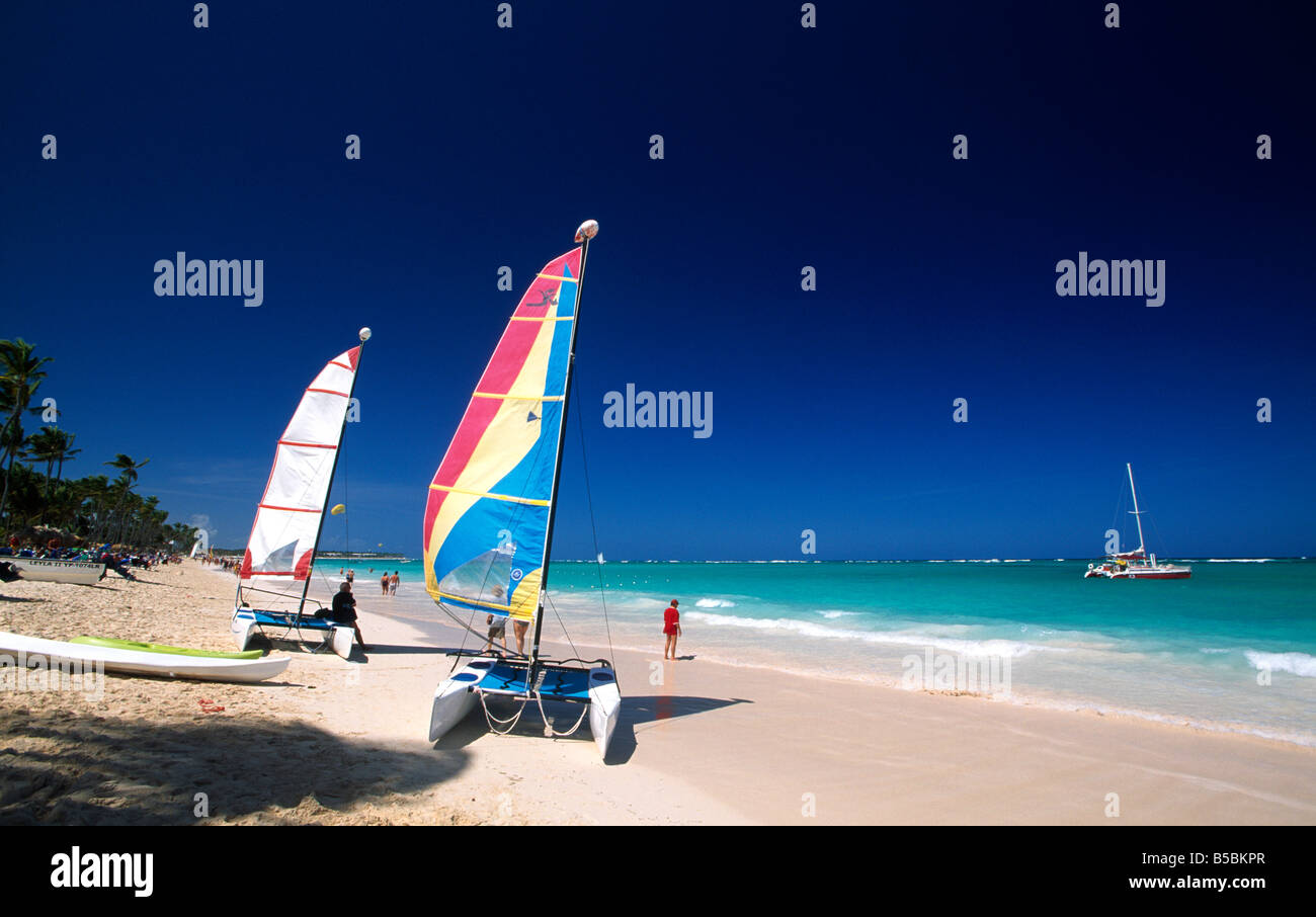 Katamaran am Strand in Playa Bavaro Punta Cana Dominikanische Republik Karibik Stockfoto