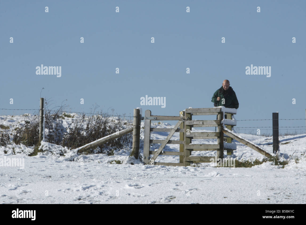 Rambler zu Fuß entlang der Icknield Way im Schnee Stockfoto