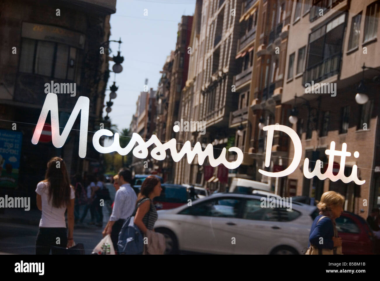 Shop-Fenster anmelden des spanischen High Street Mode Einzelhandelskette Massimo Dutti Besitz der INDITEX-Gruppe Stockfoto