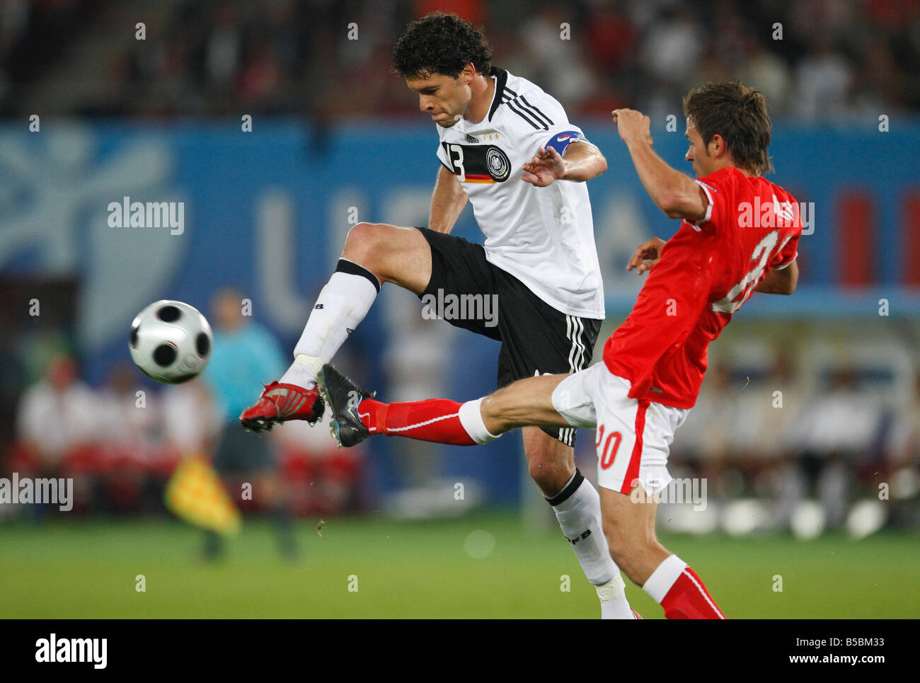 Michael Ballack aus Deutschland (L) tritt den Ball gegen Martin Harnik aus Österreich (R) während eines Gruppenspiels der UEFA Euro 2008 im Ernst Happel Stadion. Stockfoto