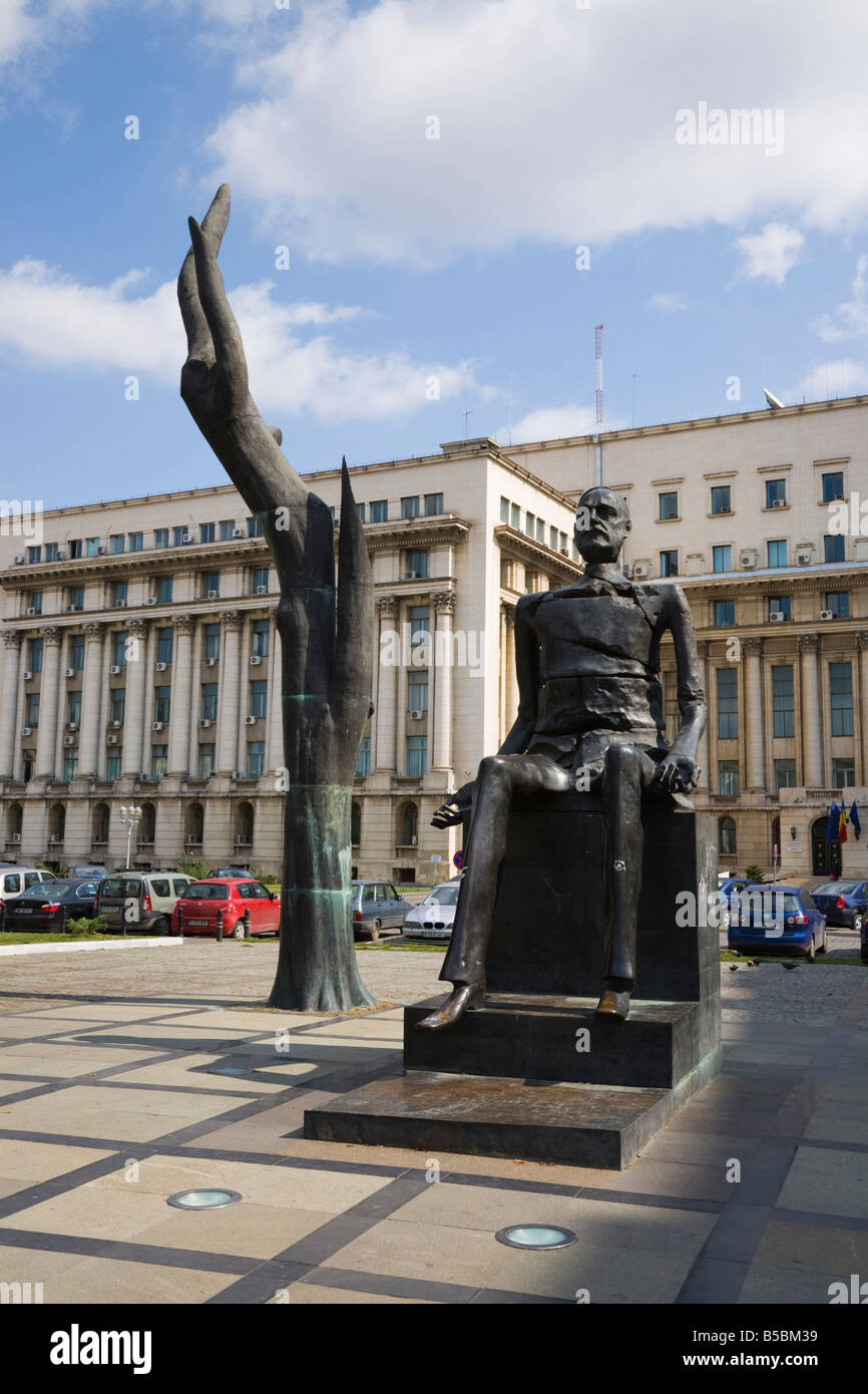 Bukarest Rumänien Hand und gebrochen Mann aus bronze Statue von "Iuliu Maniu" in Revolution Square Piata Revolutiei im Stadtzentrum Stockfoto