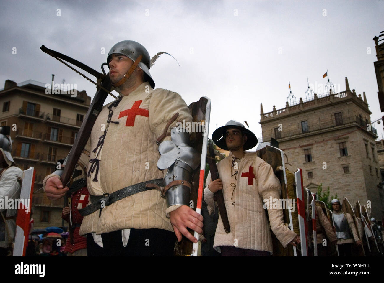Christliche Soldaten mit Armbrust in spanischen bürgerlichen Parade Valencia feiert seinen Fiesta Nou D Octubre 9. Oktober Valencia Stockfoto