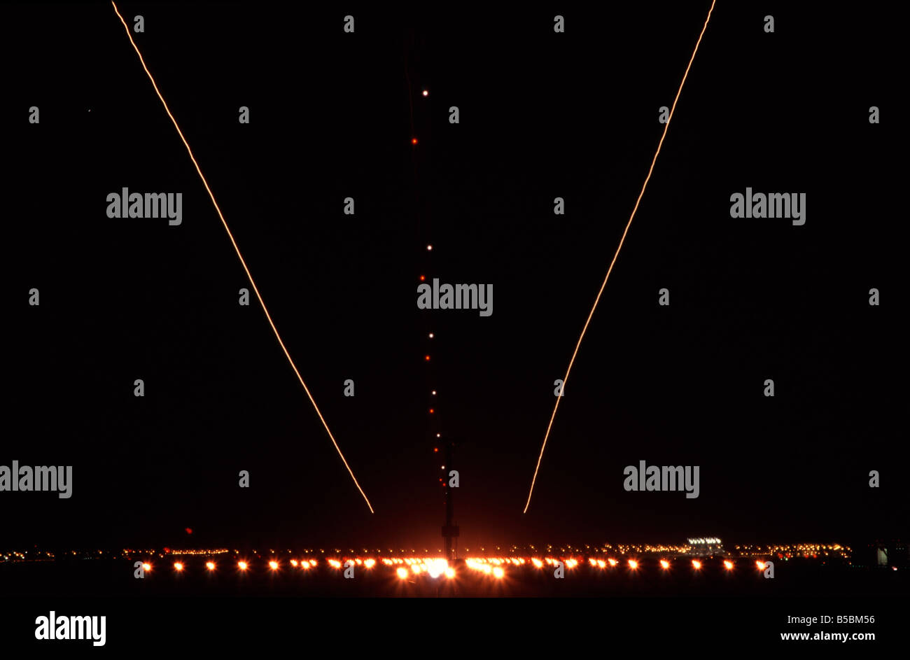 Flugzeug Landung mit Streifen leuchtet Flughafen dubai Stockfoto