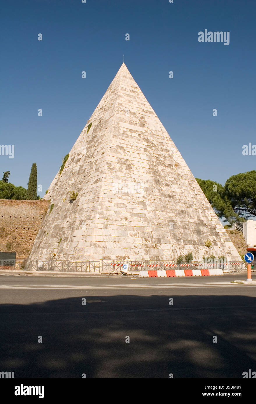 Italien ältere Steinpyramide in Rom Stockfoto