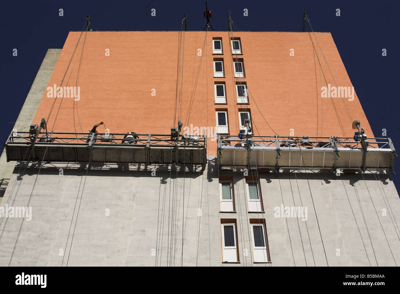 Workersfrom Bulgarien auf die Manson heben aka "Sky Climber" Renovierung der Fassade machen. Stockfoto