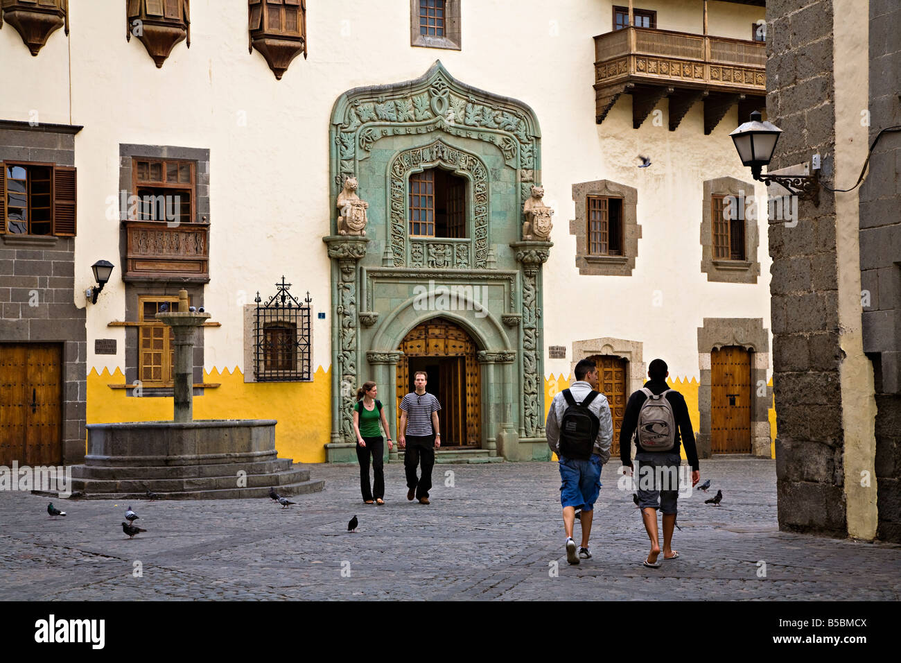 Menschen zu Fuß außerhalb des Biblioteca Colombina Casa de Colon (Kolumbus-Haus) Las Palmas de Gran Canaria Spaniens Stockfoto