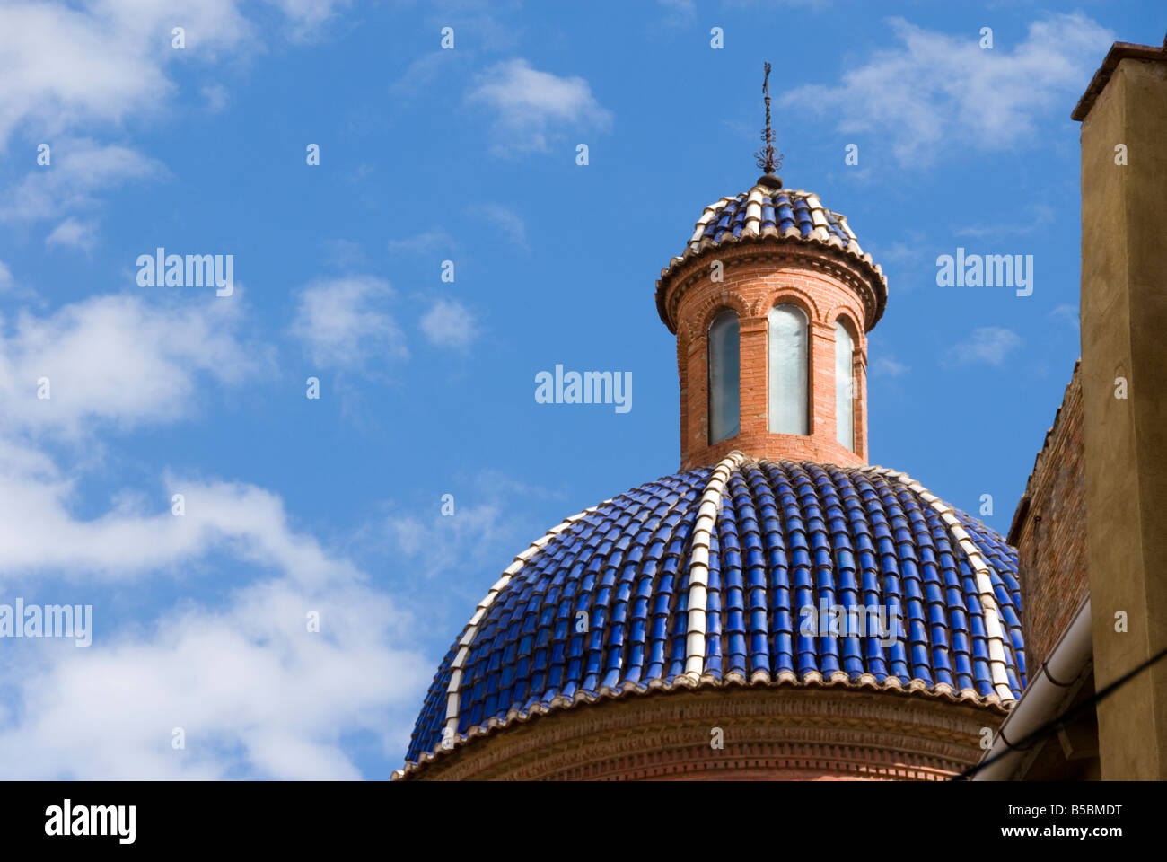 Blaue Keramik gefliest Kirchenkuppel in der historischen Altstadt von El Carmen in Valencia, Spanien Stockfoto