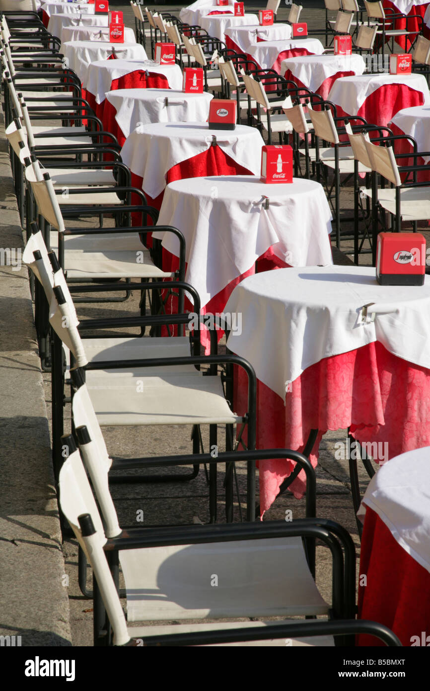 Tabellen in einem Straßencafé im Piazza Maggiore, Bologna, Italien Stockfoto