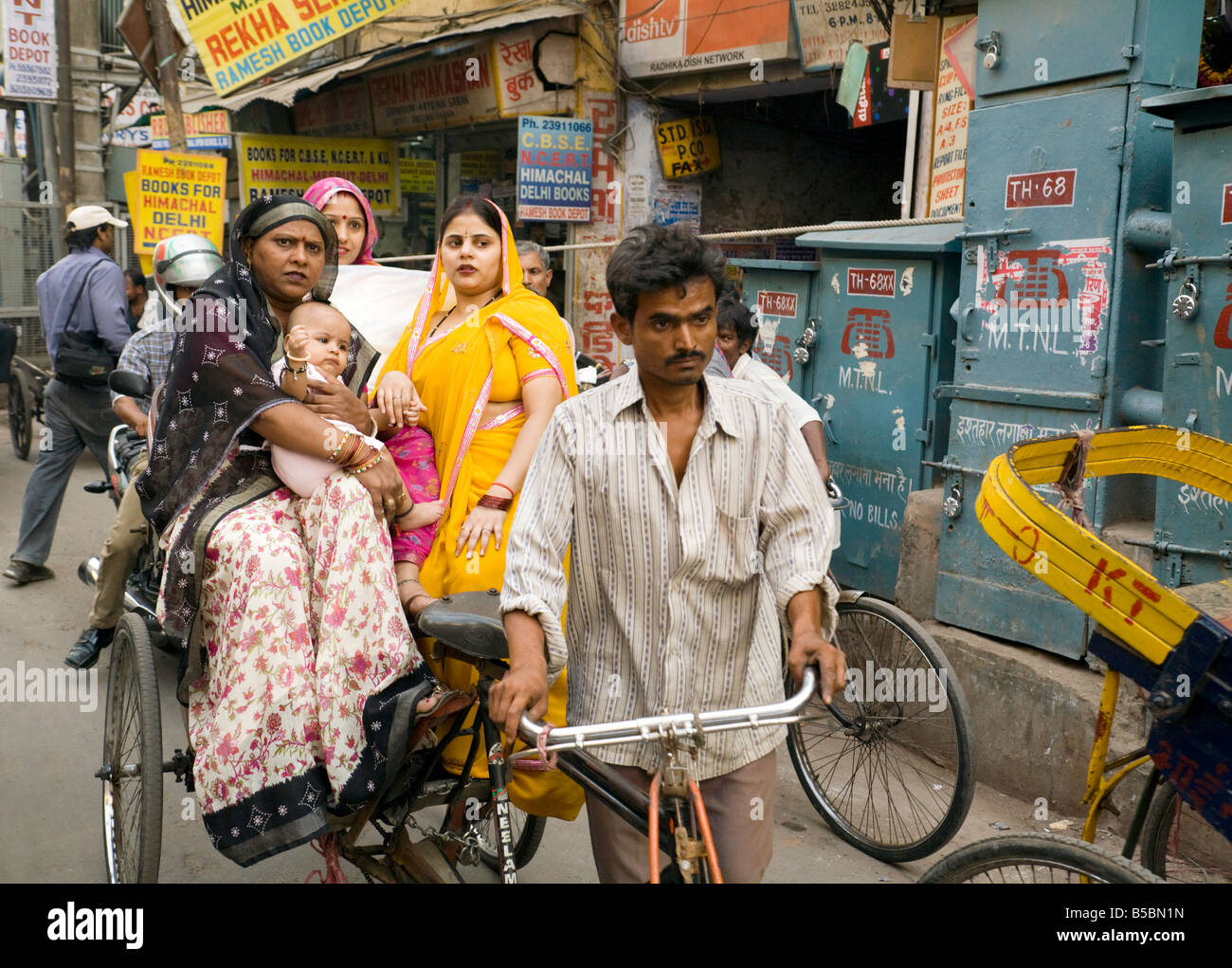 Eine indische Familie reisen durch Velo-Rikscha, Alt-Delhi Indien Stockfoto