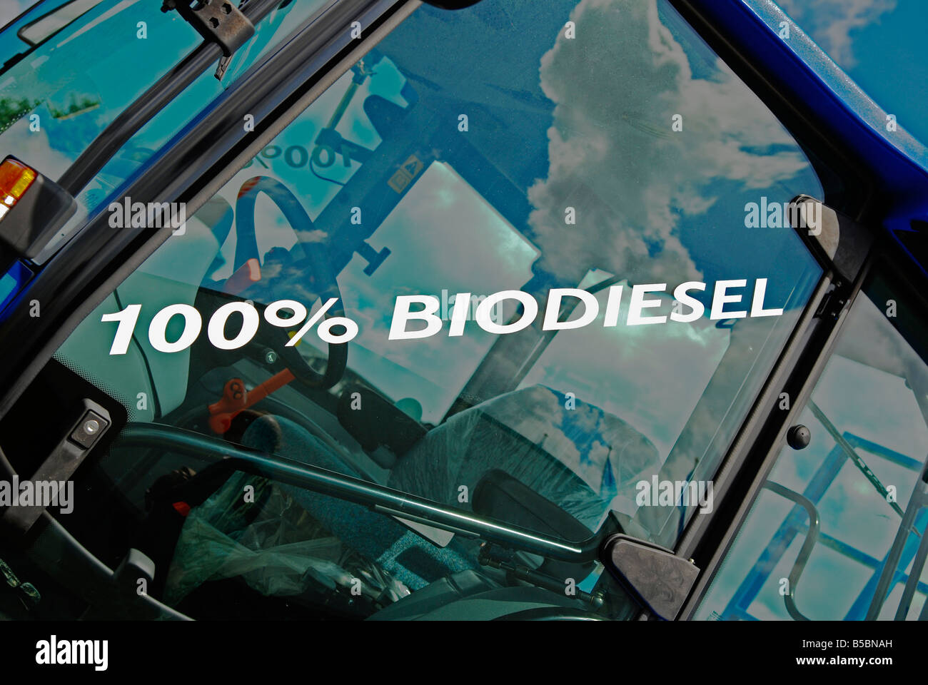 ein Traktor mit einem 100 % Biodiesel Zeichen Stockfoto
