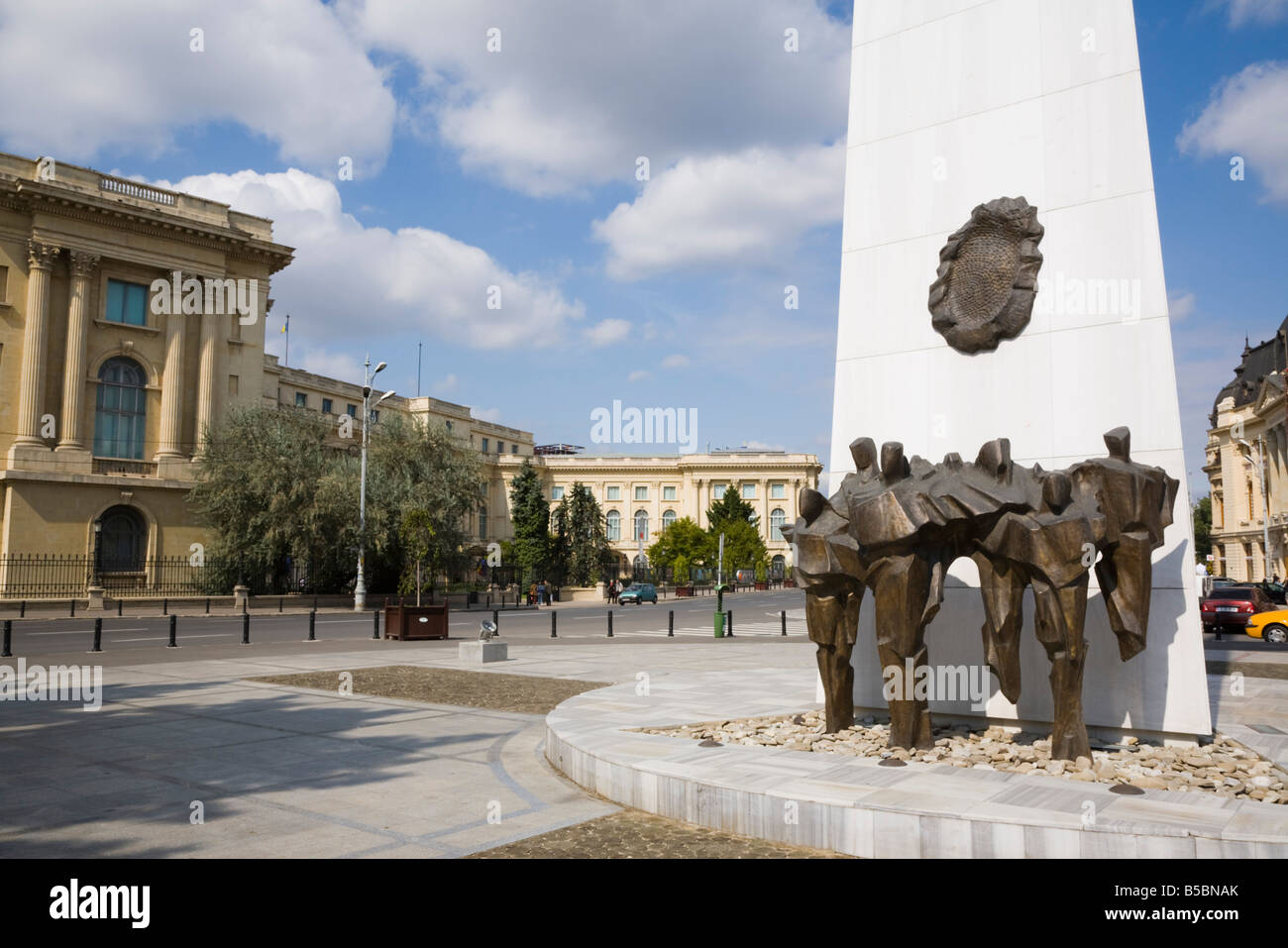Bukarest Rumänien Revolution Denkmal und Bronze Statuen-Denkmal für die 1989 tot in Revolution Square im Stadtzentrum Stockfoto