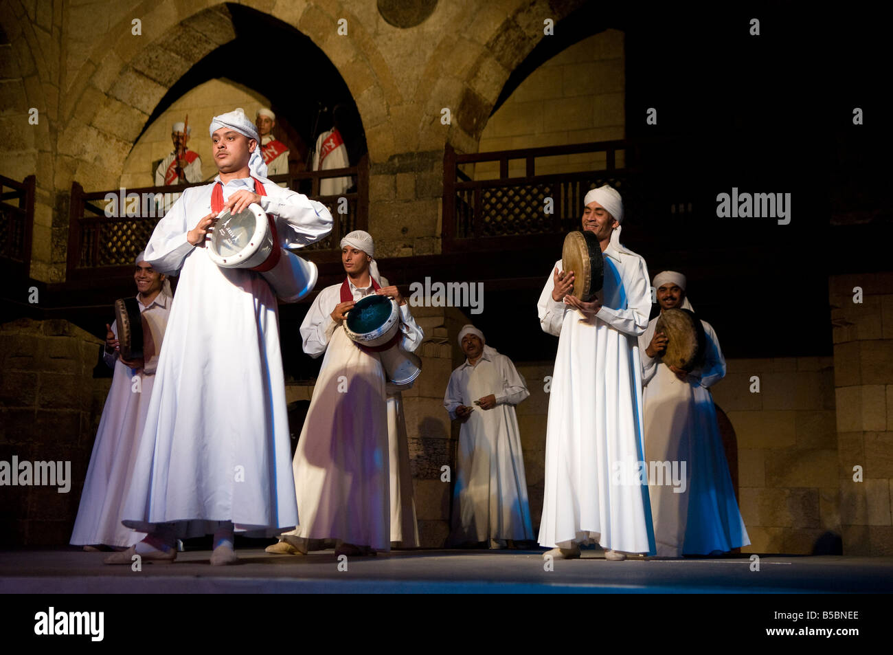 Derwisch oder Darvish Leistung von Al tannoura ägyptischer Geschichte Tanzgruppe am Wekalet el Ghouri Arts Center in der Altstadt von Kairo Ägypten Stockfoto