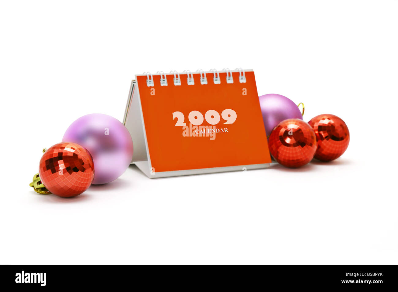Mini-Desktop-Kalender 2009 und Weihnachtsschmuck isoliert auf weißem Hintergrund Stockfoto