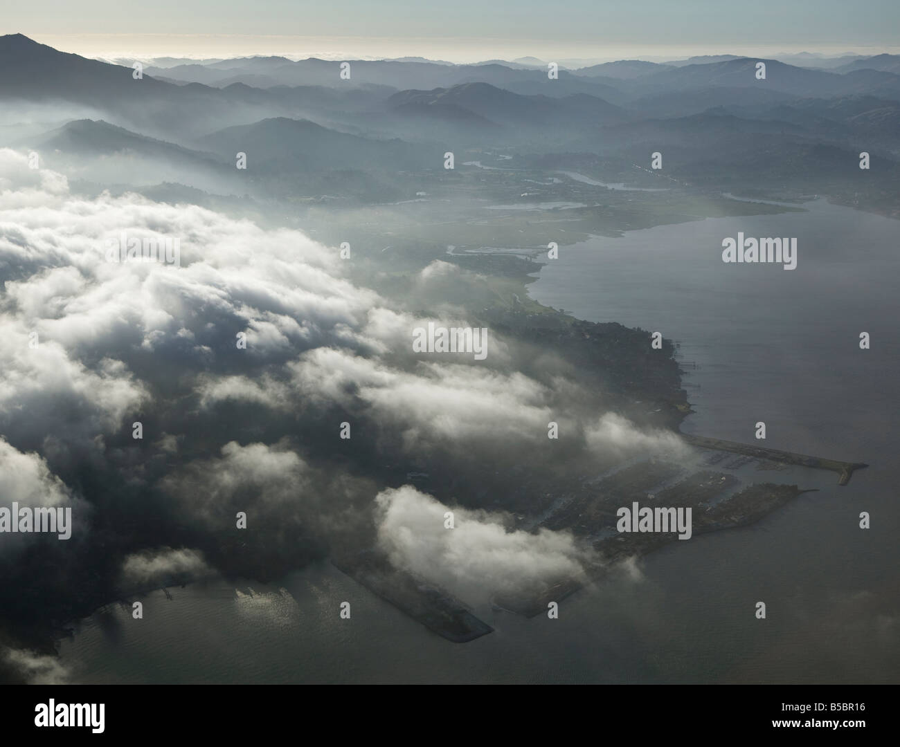 Luftaufnahme über dem Nebel in Richardson Bay in Sausalito Marin County in Kalifornien Stockfoto