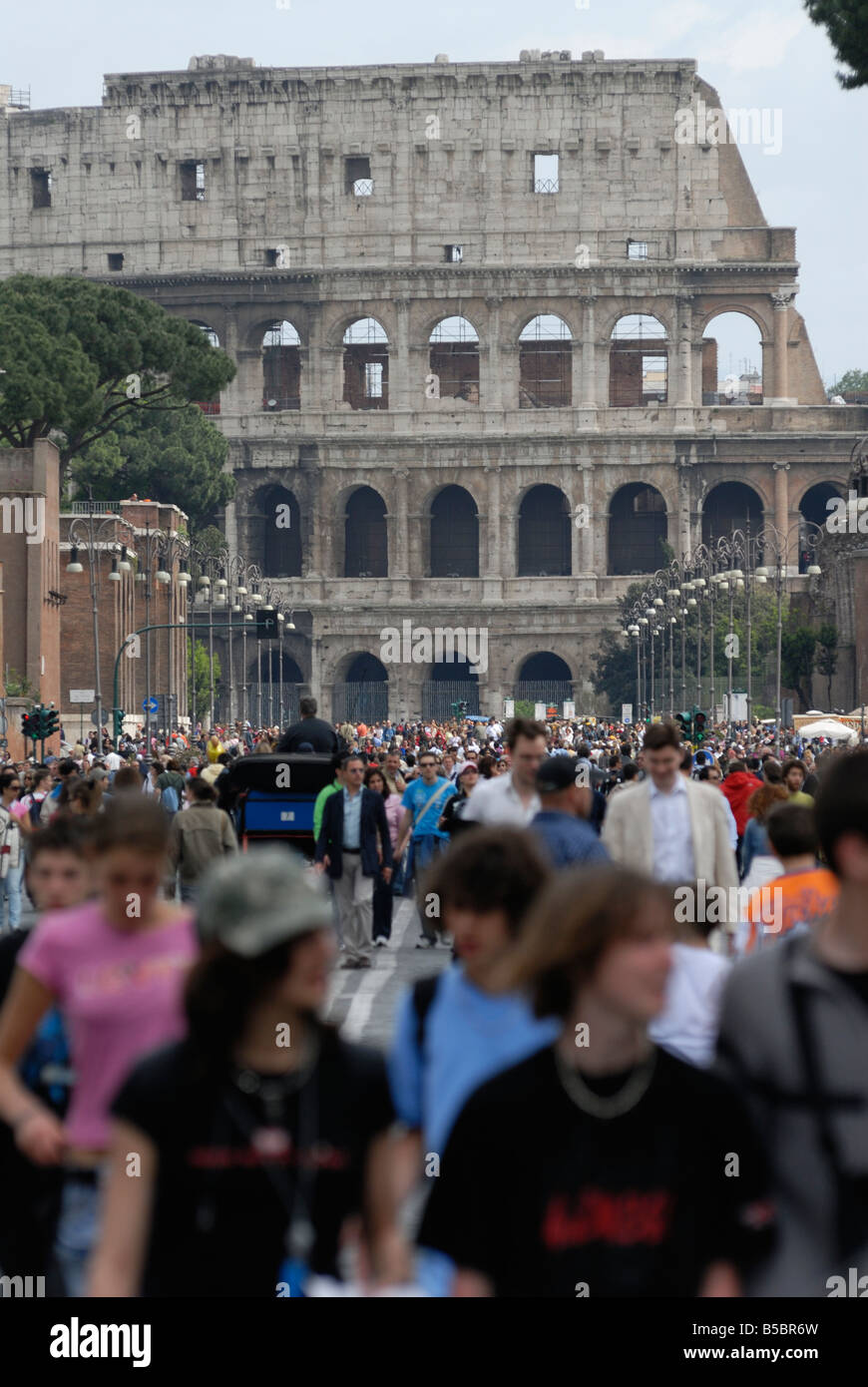 Rom Italien Fußgänger Füllung der via dei Fori Imperiali an einem Null Verkehr im Zentrum von Rom Stockfoto