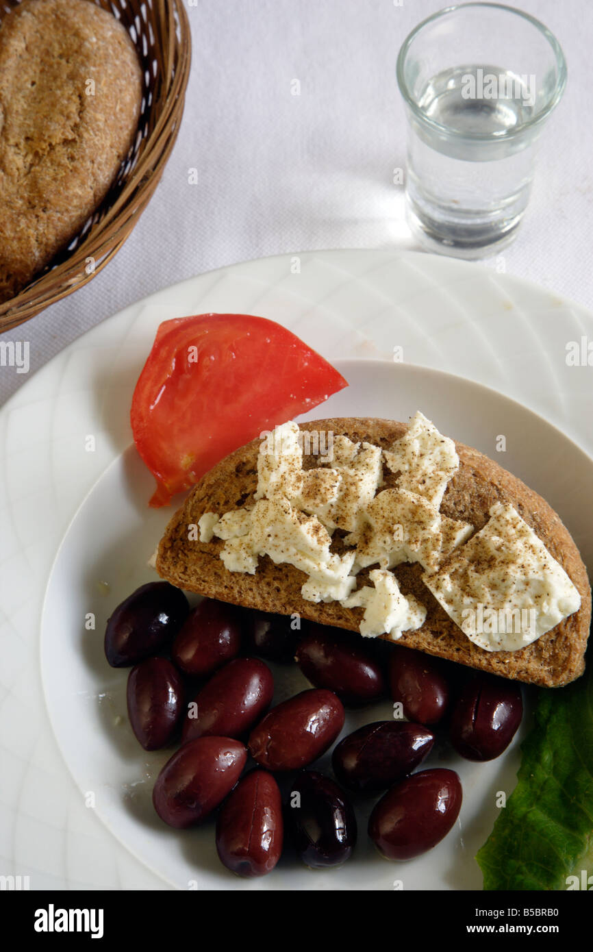 Griechische Küche. Kretische Dakos. Gerste Rusk (Paximadi) mit Feta Oliven Tomaten und Oregano. Traditionelle Meze (Starter) Stockfoto