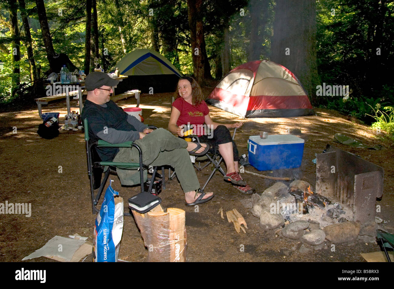 Camper sitzen neben einem Lagerfeuer in der North Cascades National Park Washington Stockfoto
