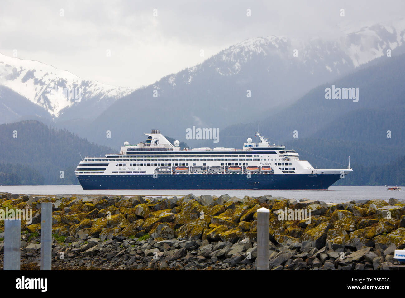 Holland America Line Veendam Kreuzfahrtschiff vor Anker im östlichen Ärmelkanal in Sitka, Alaska Stockfoto